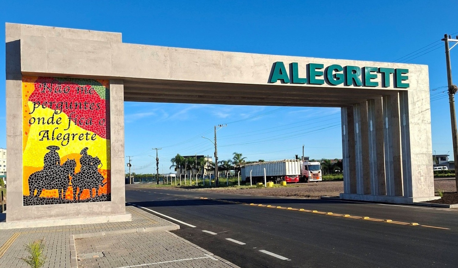 Pórtico de entrada de Alegrete sob o céu do Pampa